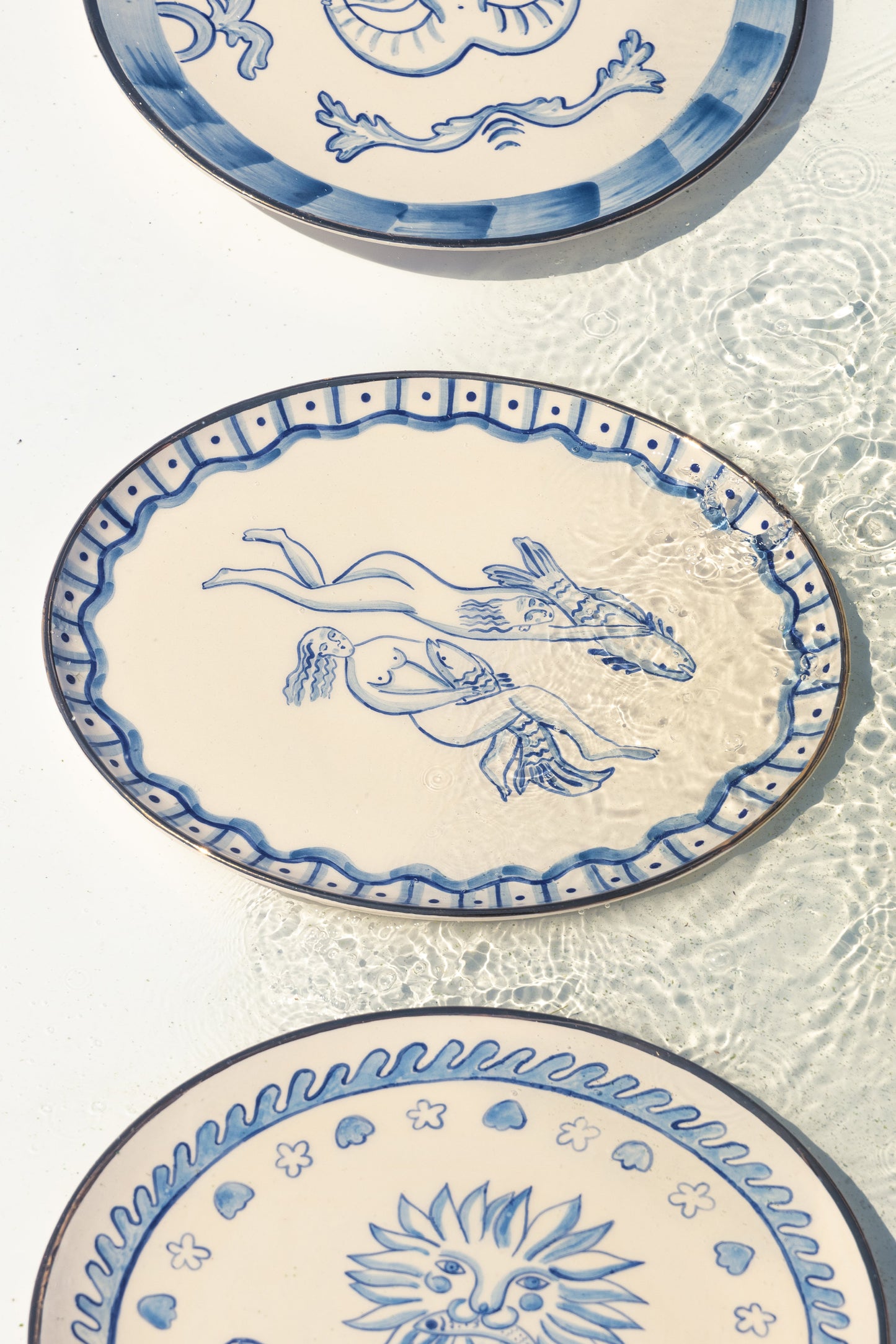 Ceramic plate with sirens