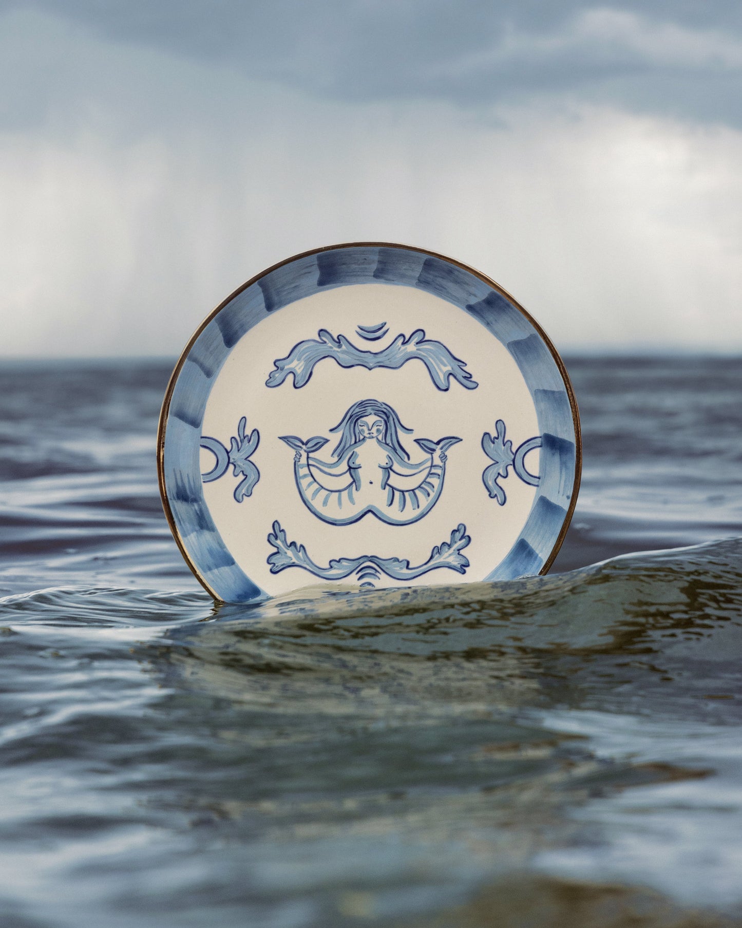 Ceramic plate with a siren