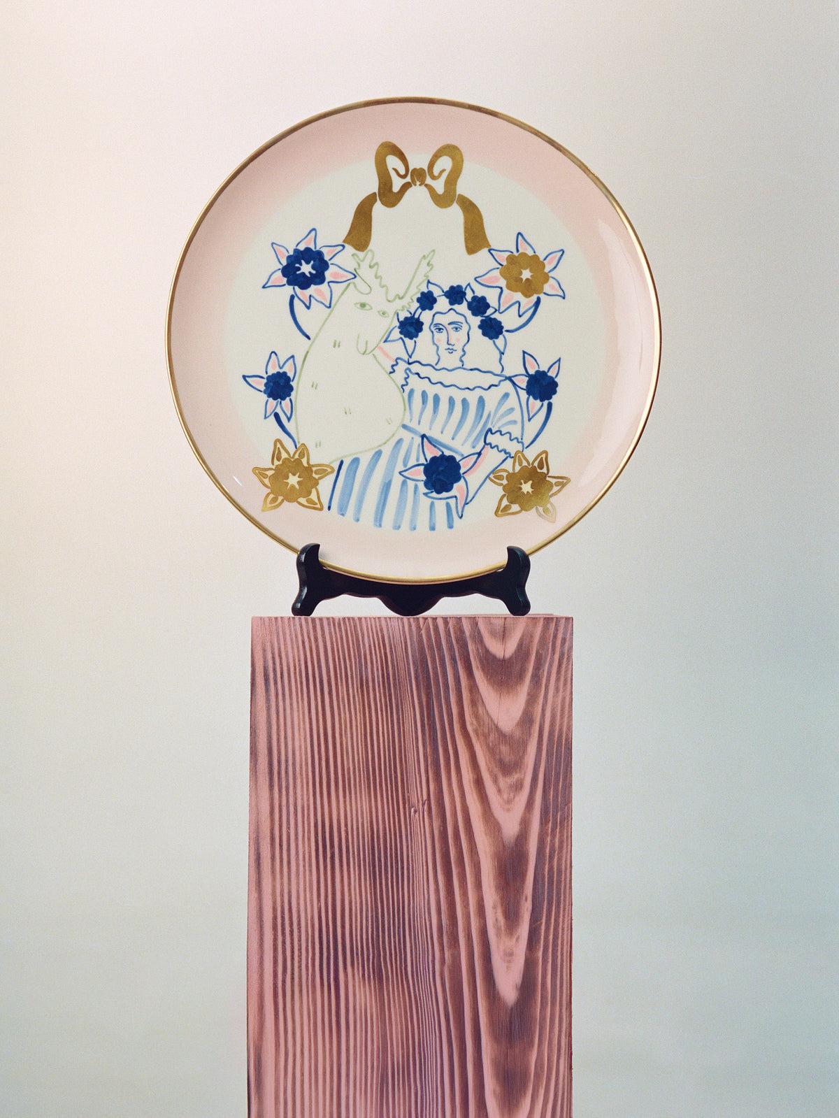 Lady with a Deer Round Plate 32 cm