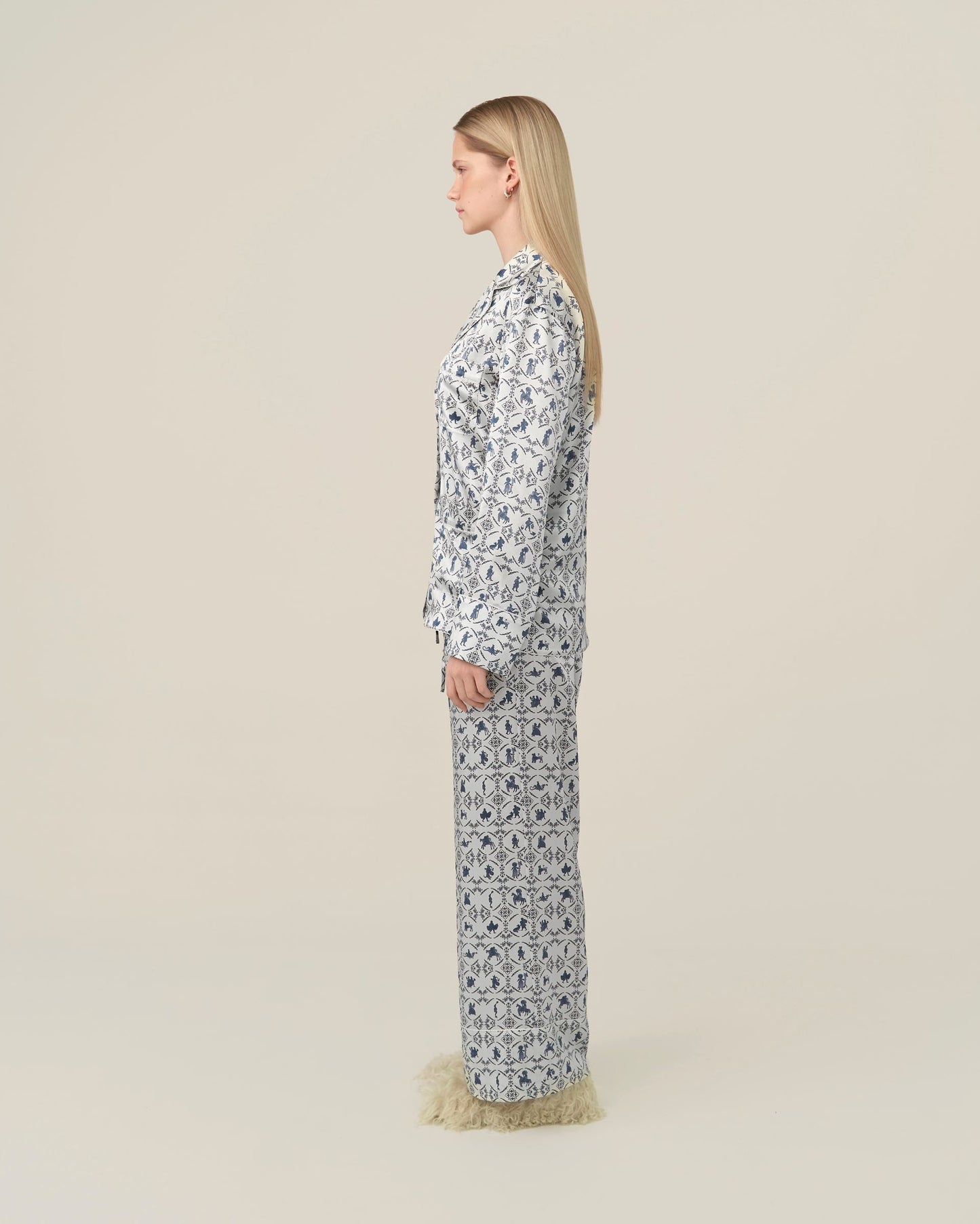 Silk shirt 'Vechornytsi' in milk