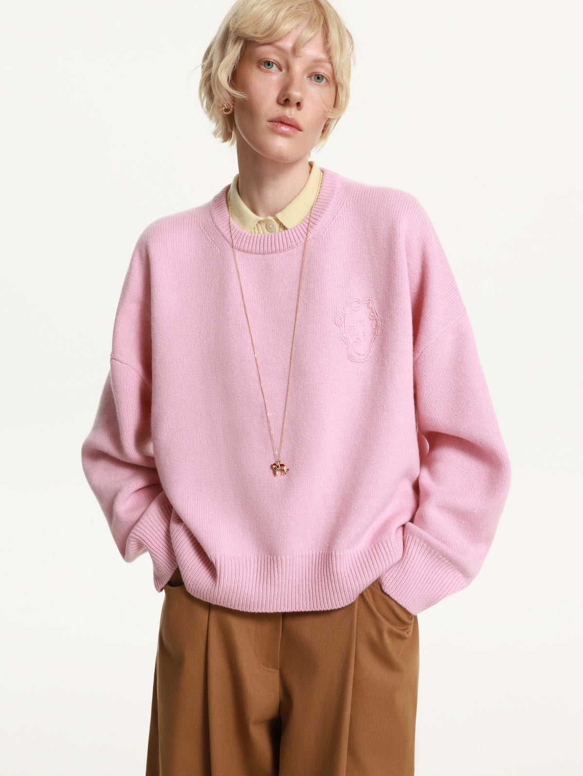 Sweater with GUNIA Embroidery in Pink slide 2