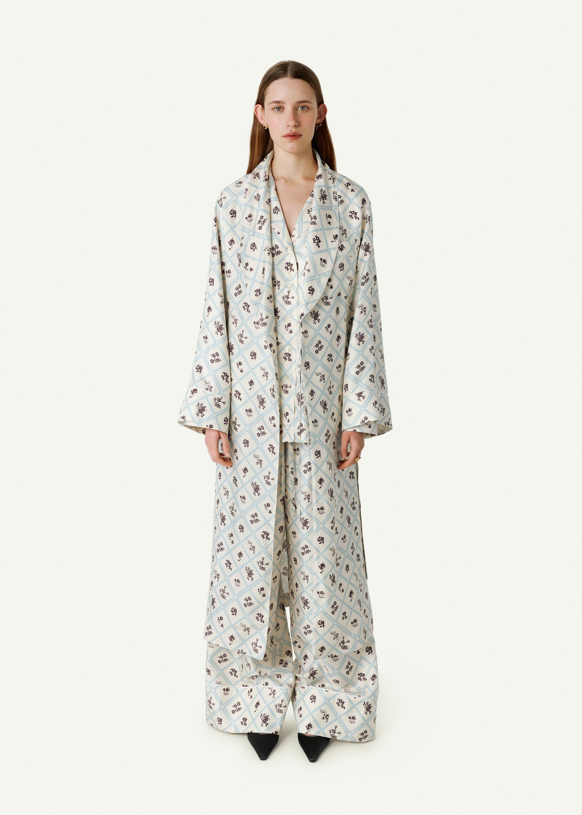 Silk Robe in Ruzha Pattern in milk slide 2
