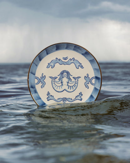 Ceramic plate with a siren